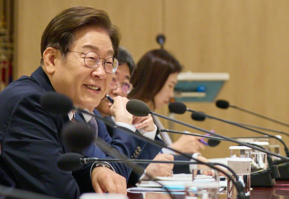(서울=뉴스1) = 이재명 대통령이 9일 서울 용산구 대통령실 청사에서 열린 비상경제점검 TF 2차 회의를 주재하고 있다.  (대통령실 제공. 재판매 및 DB 금지) 2025.6.9/뉴스1  Copyright © 뉴스1. All rights reserved. 무단 전재 및 재배포,  AI학습 이용 금지. /사진=(서울=뉴스1)