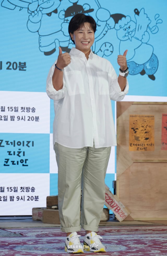 방송인 박세리가 10일 오전 서울 여의도 KBS 별관에서 진행된 KBS 2TV 예능 '크레이지 리치 코리안' 제작발표회에서 포즈를 취하고 있다.  다양한 분야에서 본업에 미쳐 성공을 이룬 K-피플들을 직접 찾아가 그들의 삶과 철학과 열정을 조명하는 휴먼 리얼리티 예능 '크레이지 리치 코리안'은 오는 15일 첫 방송된다. /2025.06.10 /사진=이동훈 photoguy@