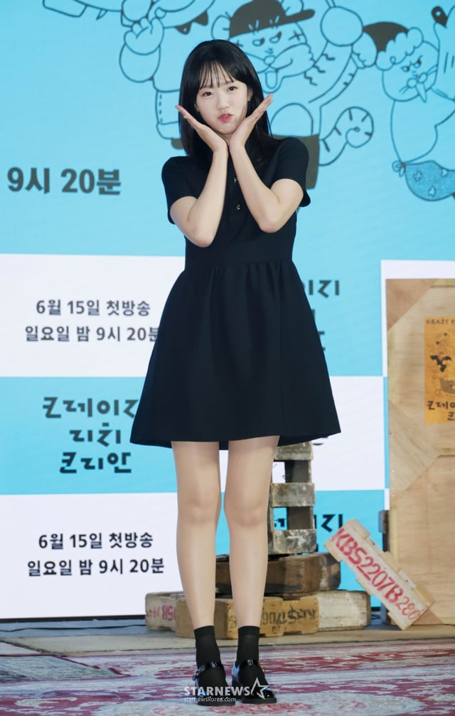 배우 지예은이 10일 오전 서울 여의도 KBS 별관에서 진행된 KBS 2TV 예능 '크레이지 리치 코리안' 제작발표회에서 포즈를 취하고 있다.  다양한 분야에서 본업에 미쳐 성공을 이룬 K-피플들을 직접 찾아가 그들의 삶과 철학과 열정을 조명하는 휴먼 리얼리티 예능 '크레이지 리치 코리안'은 오는 15일 첫 방송된다. /2025.06.10 /사진=이동훈 photoguy@