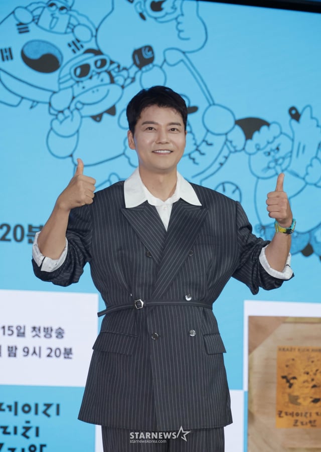 방송인 전현무가 10일 오전 서울 여의도 KBS 별관에서 진행된 KBS 2TV 예능 '크레이지 리치 코리안' 제작발표회에 참석해 포즈를 취하고 있다.  다양한 분야에서 본업에 미쳐 성공을 이룬 K-피플들을 직접 찾아가 그들의 삶과 철학과 열정을 조명하는 휴먼 리얼리티 예능 '크레이지 리치 코리안'은 오는 15일 첫 방송된다. /2025.06.10 /사진=이동훈 photoguy@
