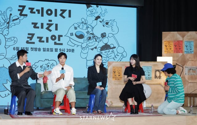 이창수 PD가 10일 오전 서울 여의도 KBS 별관에서 진행된 KBS 2TV 예능 '크레이지 리치 코리안' 제작발표회에서 무릎을 꿇고 사과 퍼포먼스를 하고 있다. 다양한 분야에서 본업에 미쳐 성공을 이룬 K-피플들을 직접 찾아가 그들의 삶과 철학과 열정을 조명하는 휴먼 리얼리티 예능 '크레이지 리치 코리안'은 오는 15일 첫 방송된다. /2025.06.10 /사진=이동훈 photoguy@