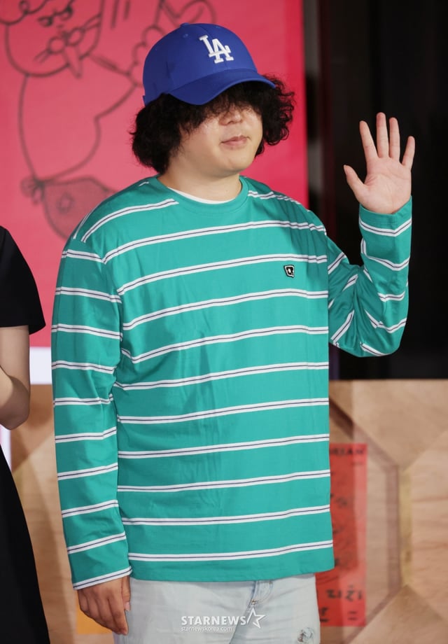 이창수 PD가 10일 오전 서울 여의도 KBS 별관에서 진행된 KBS 2TV 예능 '크레이지 리치 코리안' 제작발표회에서 포즈를 취하고 있다.  다양한 분야에서 본업에 미쳐 성공을 이룬 K-피플들을 직접 찾아가 그들의 삶과 철학과 열정을 조명하는 휴먼 리얼리티 예능 '크레이지 리치 코리안'은 오는 15일 첫 방송된다. /2025.06.10 /사진=이동훈 photoguy@