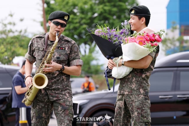 육군 제15보병사단 군악대로 복무한 RM, 육군 제2군단 군사경찰 특수임무대로 각 복무를 마친 뷔가 10일 오전 강원 춘천시 신북읍체육공원에 들어서고 있다./2025.06.10 /사진=김휘선 hwijpg@