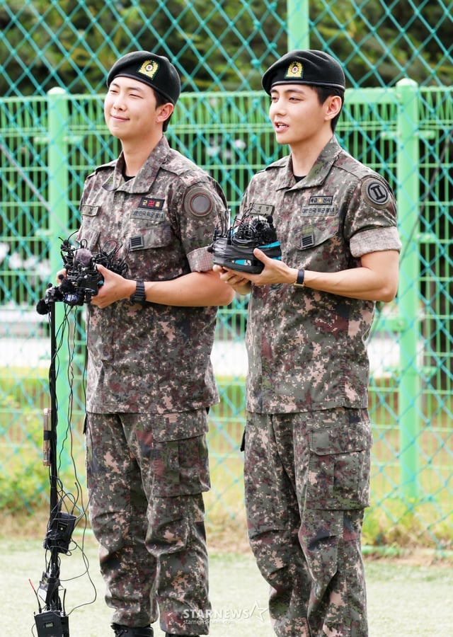 육군 제15보병사단 군악대로 복무한 RM, 육군 제2군단 군사경찰 특수임무대로 각 복무를 마친 뷔가 10일 오전 강원 춘천시 신북읍체육공원에서 전역 소감을 전하고 있다./2025.06.10 /사진=김휘선 hwijpg@