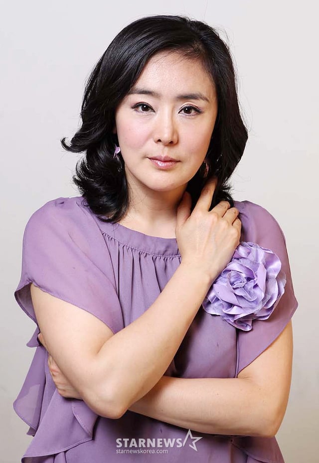 $남성들의 만류에도 불구하고 여성들로부터 인기 고공행진을 펼쳤던 KBS2 '부부클리닉-사랑과 전쟁'에서 중독성 강한 연기로 드라마를 빛내던 탤런트 이주화가 연극무대로 관객을 만난다.   그녀는 오는 9월 7일부터 연극 '아내라는 직업의 여인'(연출 문고헌)에서 '마리'역으로 팔색조 매력을 발휘할 예정으로 장두이, 송채환 등 연기파 명배우들과 함께 삼각관계를 선보인다.   작품 '아내라는 직업의 여인'은 영국작가 서머셋 모옴의 소설을 원작으로, 결혼 15년차 부부가 갈등의 과정을 거쳐 가족의 소중함을 깨닫게 되는 연극이다. 1976년 초연부터 '주부관객', '직업주부' 등 신조어를 만들어 내는 등 여성에 대한 세심한 심리 묘사로 인기몰이를 했다.   이주화는 이번 작품에서 ‘깊이 있는 원작을 바탕으로 당대 최고의 배우들과의 완벽한 호흡이 어우러지며 연극적 특색이 살아 숨쉬는 감동을 관객에게 약속한다’며 가족과 사랑, 그리고 삶에 대한 소중함을 진지하게 공유하고 싶다고 밝혔다.