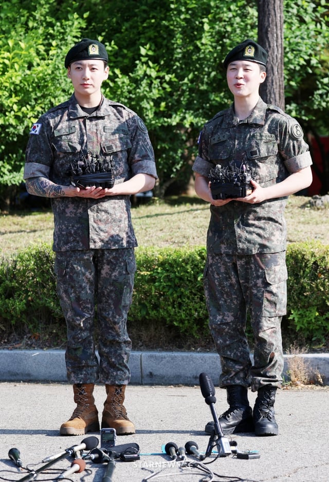 육군 5사단 포병여단에서 복무를 마친 BTS 정국, 지민이 11일 오전 경기 연천군 연천공설운동장에서 전역 소감을 전하고 있다./2025.06.11 /사진=김휘선 hwijpg@