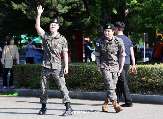 육군 5사단 포병여단에서 복무를 마친 BTS 지민, 정국이 11일 오전 경기 연천군 연천공설운동장에서 팬들에게 인사하고 있다./2025.06.11 /사진=김휘선 hwijpg@