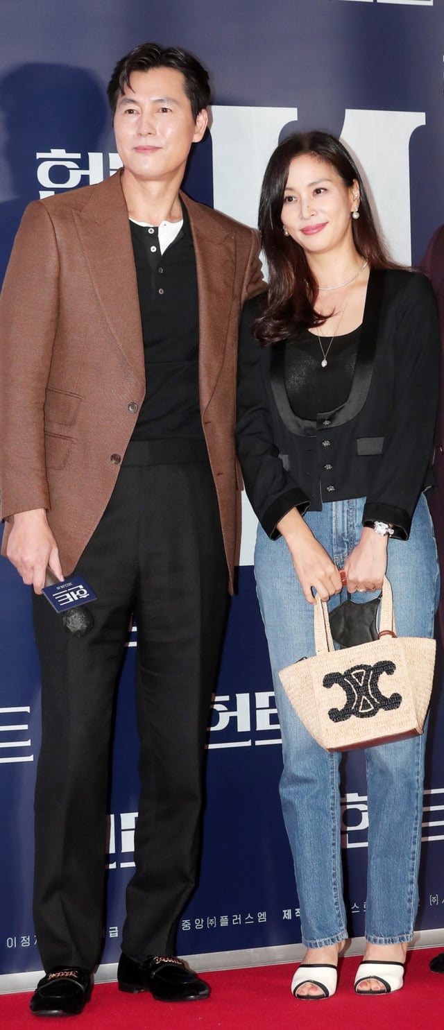 배우 고소영이 2일 오후 서울 강남구 삼성동 메가박스 코엑스에서 진행된 영화 '헌트' VIP시사회에 참석해 정우성, 이정재와 포즈를 취하고 있다.  '헌트'는 조직 내 숨어든 스파이를 색출하기 위해 서로를 의심하는 안기부 요원 '박평호'와 '김정도'가 '대한민국 1호 암살 작전'이라는 거대한 사건과 직면하며 펼쳐지는 첩보 액션 드라마. 오는 10일 개봉. 2022.08.02