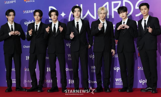 (서울=뉴스1) 권현진 기자 = 엔하이픈 니키(왼쪽부터)와 희승, 제이크, 성훈, 정원, 선우, 제이가 22일 오후 서울 성북구 안암동 고려대학교 화정체육관에서 열린 '제 1회 디어워즈' 레드카펫 행사에 참석해 포즈를 취하고 있다. 2025.2.22/뉴스1  Copyright © 뉴스1. All rights reserved. 무단 전재 및 재배포,  AI학습 이용 금지. /사진=(서울=뉴스1) 권현진 기자