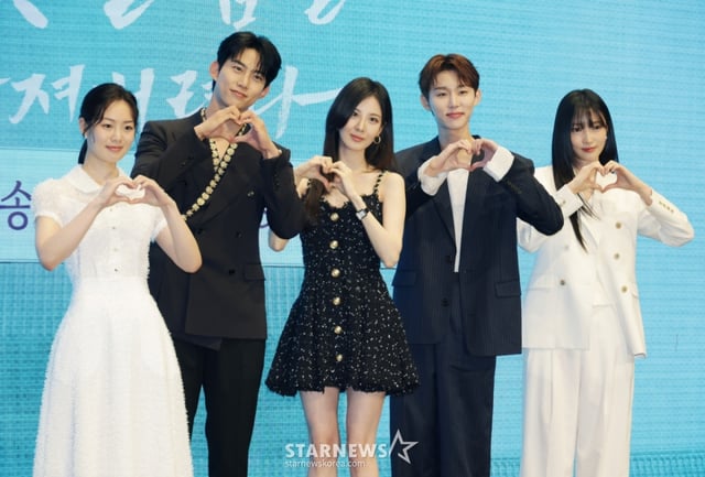 배우 권한솔, 옥택연, 서현, 서범준, 지혜원이 11일 오후 서울 구로구 디큐브시티에서 진행된 KBS 2TV 수목드라마 '남주의 첫날밤을 가져버렸다' 제작발표회에 참석해 포즈를 취하고 있다.  평범한 여대생의 영혼이 깃든 로맨스 소설 속 병풍 단역이 소설 최강 집착 남주와 하룻밤을 보내며 펼쳐지는 노브레이크 경로 이탈 로맨스 판타지 '남주의 첫날밤을 가져버렸다'는 오늘(11일) 밤 첫 방송된다. /2025.06.11 /사진=이동훈 photoguy@