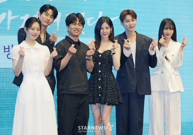 배우 권한솔, 옥택연, 이웅희 감독, 배우 서현, 서범준, 지혜원이 11일 오후 서울 구로구 디큐브시티에서 진행된 KBS 2TV 수목드라마 '남주의 첫날밤을 가져버렸다' 제작발표회에 참석해 포즈를 취하고 있다.  평범한 여대생의 영혼이 깃든 로맨스 소설 속 병풍 단역이 소설 최강 집착 남주와 하룻밤을 보내며 펼쳐지는 노브레이크 경로 이탈 로맨스 판타지 '남주의 첫날밤을 가져버렸다'는 오늘(11일) 밤 첫 방송된다. /2025.06.11 /사진=이동훈 photoguy@