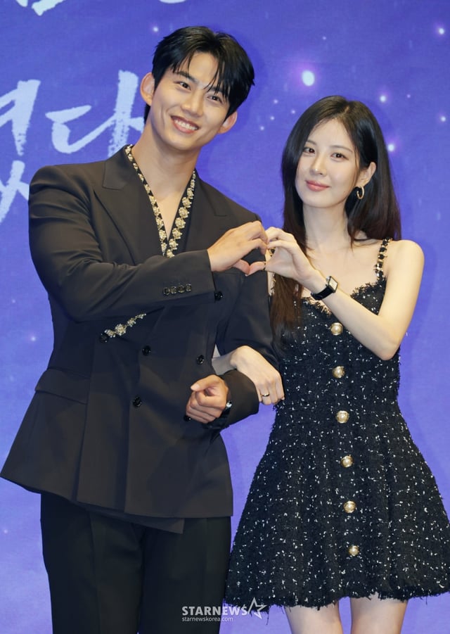 배우 옥택연, 서현이 11일 오후 서울 구로구 디큐브시티에서 진행된 KBS 2TV 수목드라마 '남주의 첫날밤을 가져버렸다' 제작발표회에 참석해 포즈를 취하고 있다.  평범한 여대생의 영혼이 깃든 로맨스 소설 속 병풍 단역이 소설 최강 집착 남주와 하룻밤을 보내며 펼쳐지는 노브레이크 경로 이탈 로맨스 판타지 '남주의 첫날밤을 가져버렸다'는 오늘(11일) 밤 첫 방송된다. /2025.06.11 /사진=이동훈 photoguy@