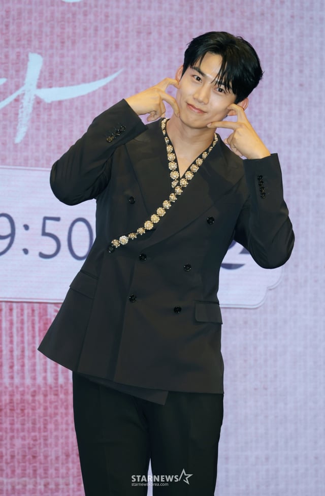 배우 옥택연이 11일 오후 서울 구로구 디큐브시티에서 진행된 KBS 2TV 수목드라마 '남주의 첫날밤을 가져버렸다' 제작발표회에 참석해 포즈를 취하고 있다.  평범한 여대생의 영혼이 깃든 로맨스 소설 속 병풍 단역이 소설 최강 집착 남주와 하룻밤을 보내며 펼쳐지는 노브레이크 경로 이탈 로맨스 판타지 '남주의 첫날밤을 가져버렸다'는 오늘(11일) 밤 첫 방송된다. /2025.06.11 /사진=이동훈 photoguy@