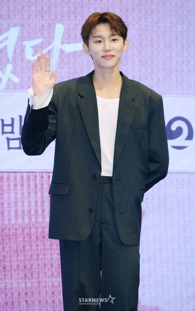 배우 서범준이 11일 오후 서울 구로구 디큐브시티에서 진행된 KBS 2TV 수목드라마 '남주의 첫날밤을 가져버렸다' 제작발표회에 참석해 포즈를 취하고 있다.  평범한 여대생의 영혼이 깃든 로맨스 소설 속 병풍 단역이 소설 최강 집착 남주와 하룻밤을 보내며 펼쳐지는 노브레이크 경로 이탈 로맨스 판타지 '남주의 첫날밤을 가져버렸다'는 오늘(11일) 밤 첫 방송된다. /2025.06.11 /사진=이동훈 photoguy@