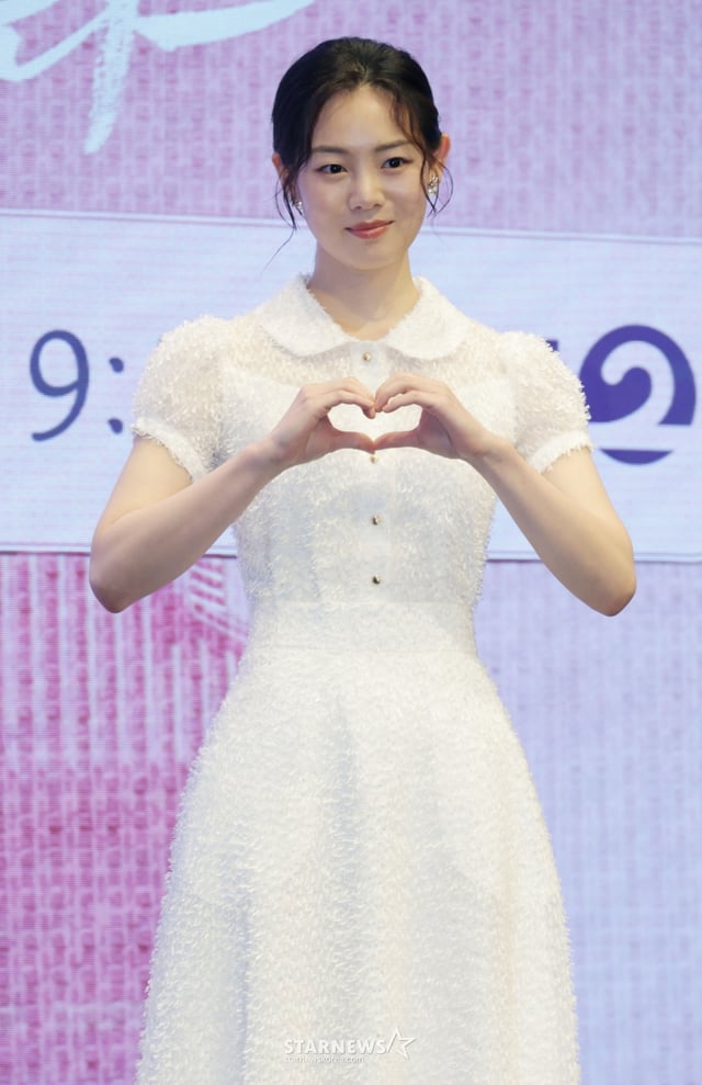배우 권한솔이 11일 오후 서울 구로구 디큐브시티에서 진행된 KBS 2TV 수목드라마 '남주의 첫날밤을 가져버렸다' 제작발표회에 참석해 포즈를 취하고 있다.  평범한 여대생의 영혼이 깃든 로맨스 소설 속 병풍 단역이 소설 최강 집착 남주와 하룻밤을 보내며 펼쳐지는 노브레이크 경로 이탈 로맨스 판타지 '남주의 첫날밤을 가져버렸다'는 오늘(11일) 밤 첫 방송된다. /2025.06.11 /사진=이동훈 photoguy@