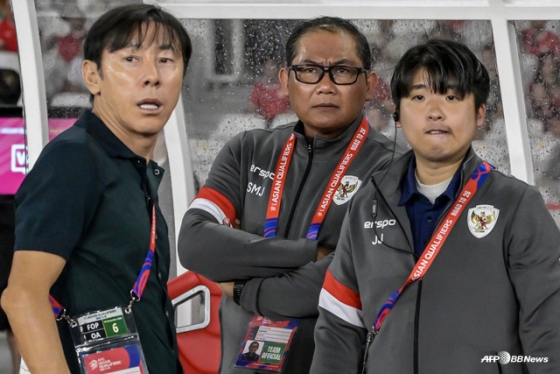 경기를 지켜보는 신태용(왼쪽) 감독. /AFPBBNews=뉴스1