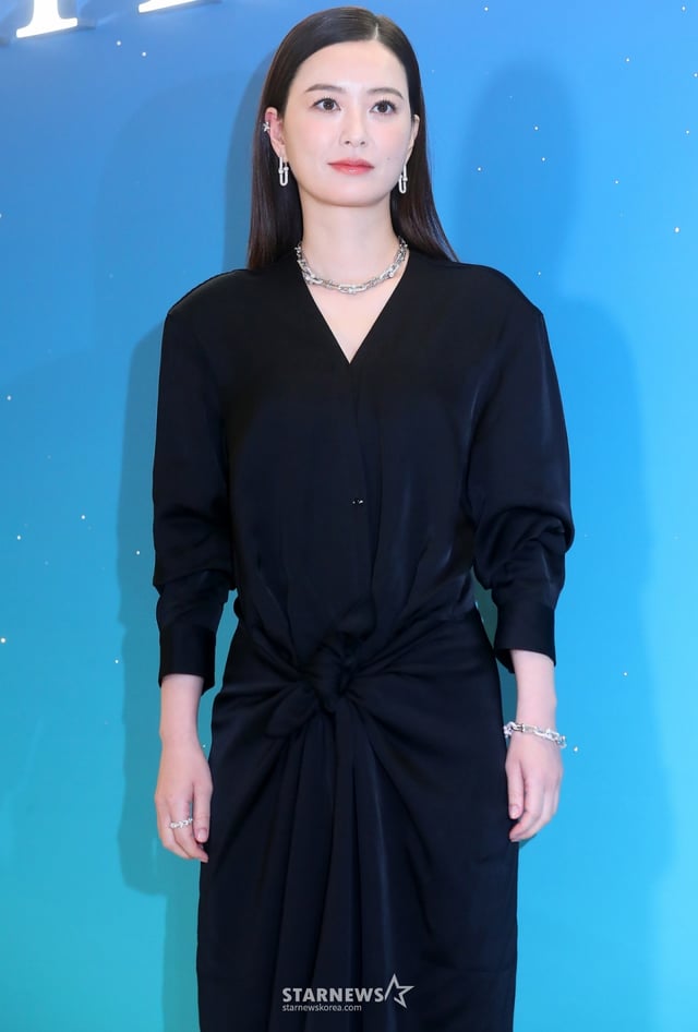배우 정유미가 13일 서울 송파구 잠실 롯데월드몰에서 진행된 주얼리 브랜드 팝업 스토어 오픈 행사에 참석해 포즈를 취하고 있다. 2024.12.13 /사진=김창현 chmt@