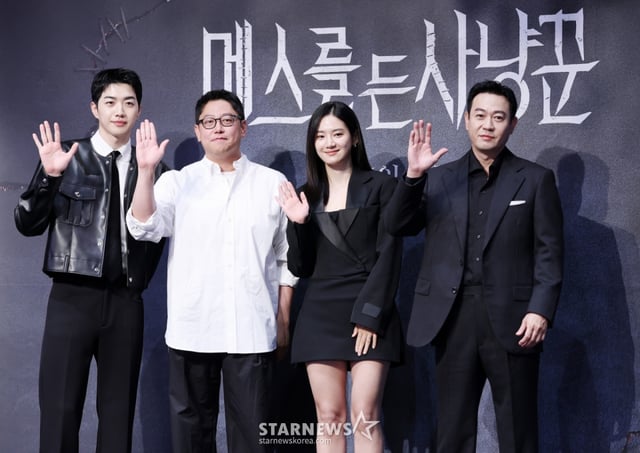 배우 강훈, 이정훈 감독, 배우 박주현, 박용우가12일 서울 구로구 라마다호텔에서 열린 LG유플러스 STUDIO X+U 드라마 '메스를 든 사냥꾼' 제작발표회에서 포즈를 취하고 있다. /2025.06.12 /사진=김휘선 hwijpg@