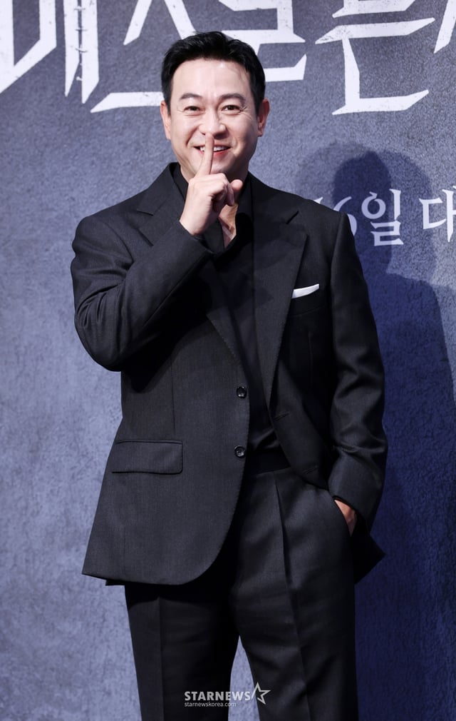 배우 박용우가 12일 서울 구로구 라마다호텔에서 열린 LG유플러스 STUDIO X+U 드라마 '메스를 든 사냥꾼' 제작발표회에서 포즈를 취하고 있다. /2025.06.12 /사진=김휘선 hwijpg@