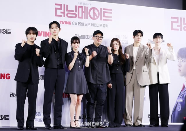 배우 윤현수, 이정식, 홍화연, 한진원 감독, 김지우, 최우성, 이봉준이 12일 서울 마포구 스탠포드호텔에서 진행된 티빙 오리지널 드라마 '러닝메이트' 제작발표회에 참석해 포즈를 취하고 있다. /2025.06.12 /사진=김휘선 hwijpg@