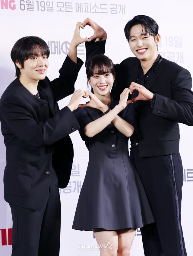 배우 윤현수, 홍화연, 이정식이 12일 서울 마포구 스탠포드호텔에서 진행된 티빙 오리지널 드라마 '러닝메이트' 제작발표회에 참석해 포즈를 취하고 있다. /2025.06.12 /사진=김휘선 hwijpg@