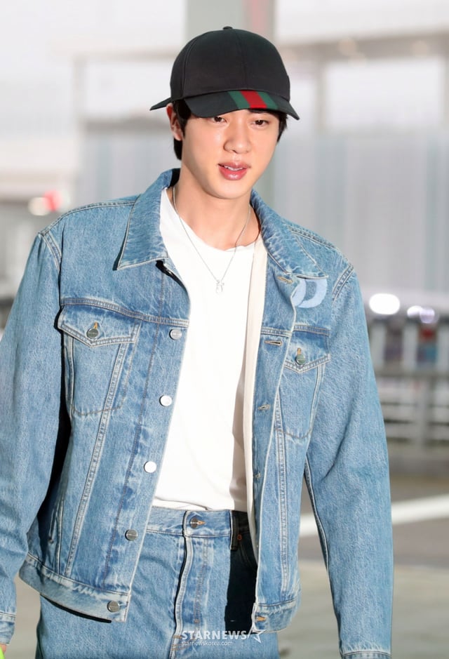 그룹 방탄소년단 진이 두 번째 미니앨범 ‘에코’(Echo) 프로모션 차 19일 오후 인천국제공항을 통해 뉴욕으로 출국하고 있다. 2025.05.19 /사진=임성균 tjdrbs23@
