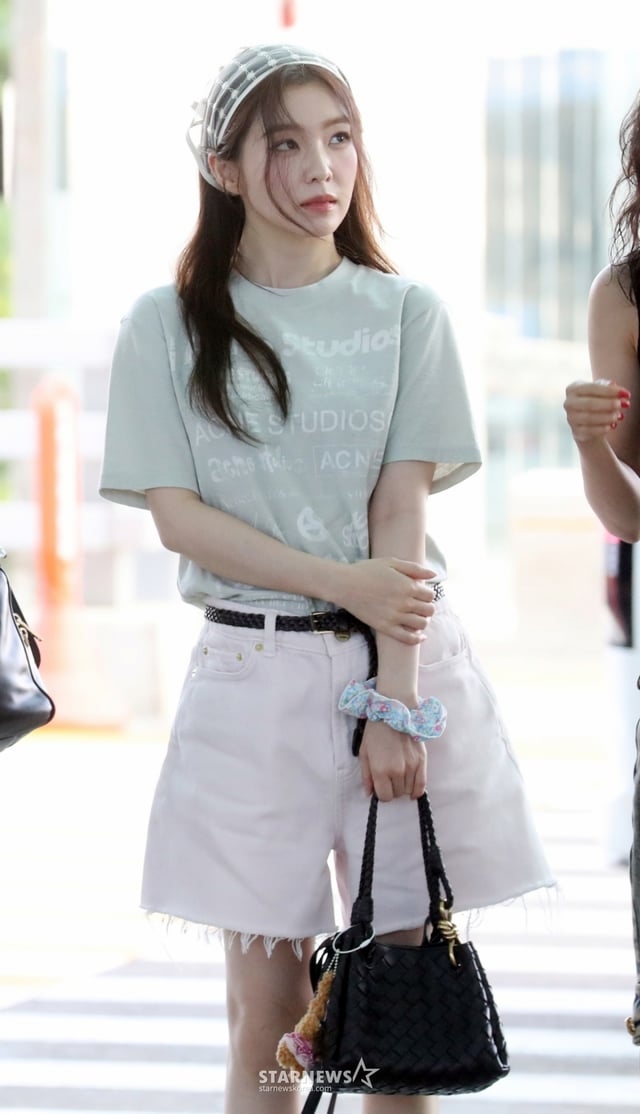 그룹 레드벨벳 아이린이 해외 일정 차 16일 오전 인천국제공항을 통해 출국하고 있다. 2024.08.16 /사진=임성균