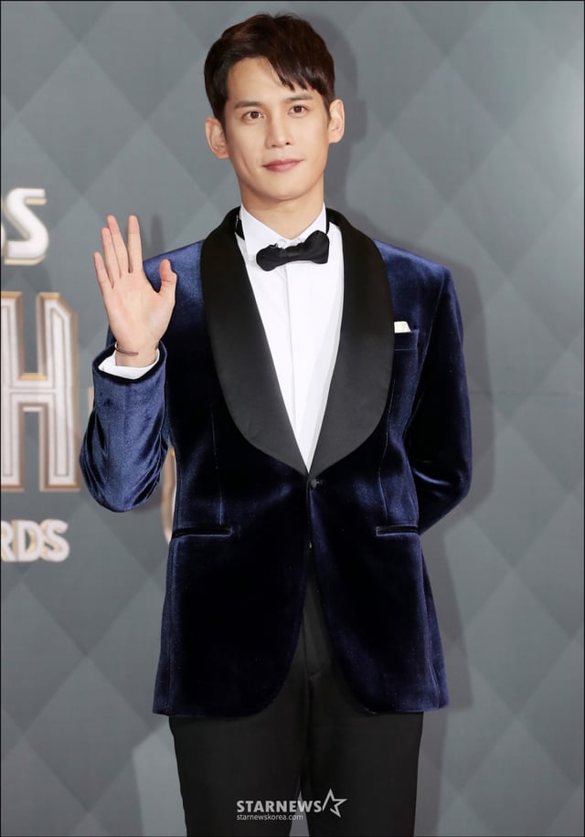  배우 박기웅이 31일 오후 서울 마포구 상암동 SBS 프리즘타워에서 진행된 '2018 SBS 연기대상' 레드카펫에 참석해 포즈를 취하고 있다.