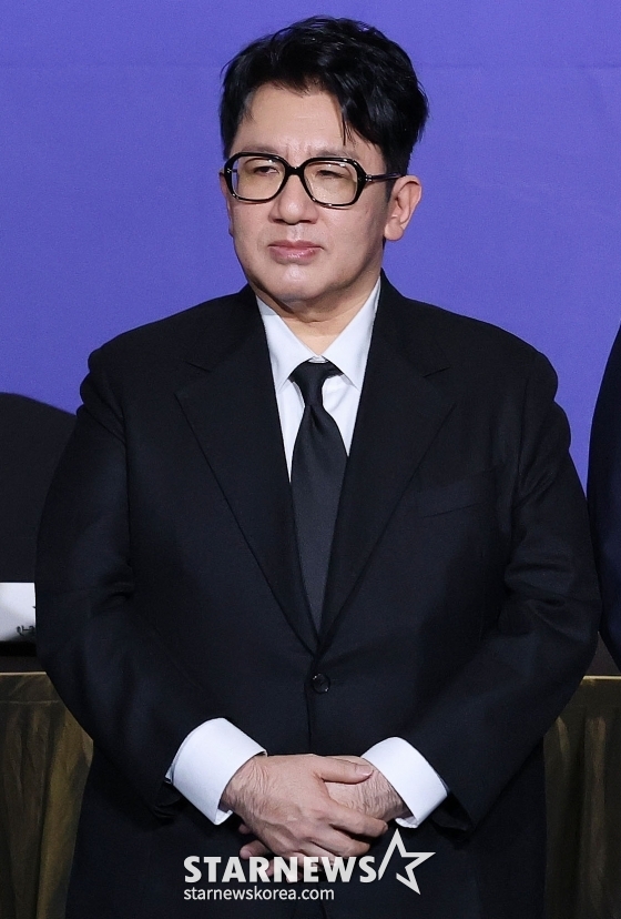 (서울=뉴스1) 박세연 기자 = 방시혁 하이브 이사회 의장이 20일 서울 여의도 FKI타워에서 열린 한경협 제64회 정기총회·새 CI 공개 행사에 참석해 신규 회원사 대표로 기념촬영하기 위해 자리하고 있다. 2025.2.20/뉴스1  Copyright © 뉴스1. All rights reserved. 무단 전재 및 재배포,  AI학습 이용 금지. /사진=(서울=뉴스1) 박세연 기자