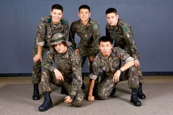왼쪽부터 시계 방향으로 주원, 빈지노, 고경표, 대성, 태양 등 '군뱅' 멤버들 /사진=고경표 SNS