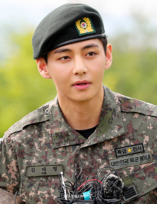 [춘천=뉴시스] 김혜진 기자 = 군 복무를 마친 방탄소년단 RM, 뷔가 10일 오전 강원 춘천시 한 부대 인근에서 전역인사를 하고 있다. 2025.06.10. jini@newsis.com /사진=김혜진