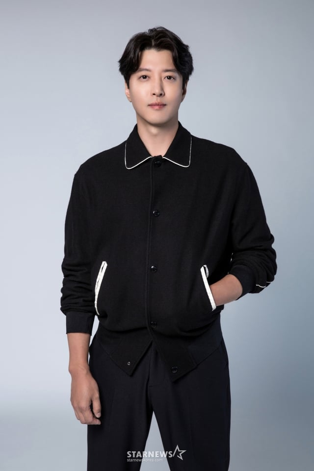 배우 이동건이 12일 오후 서울 강남구 청담동 FNC엔터테인먼트 사옥에서 진행된 넷플릭스 오리지널 '셀러브리티' 관련 인터뷰를 위해 포즈를 취하고 있다.  이동건은 극 중 돈과 권력을 다 가진 법무법인 태강의 오너이자 시현(이청아 분)의 남편인 변호사 태전 역을 열연했다.   '셀러브리티'는 유명해지기만 하면 돈이 되는 세계에 뛰어든 서아리(박규영 분)가 마주한 셀럽들의 화려하고도 치열한 민낯을 그렸다. / 사진제공 = FNC엔터테인먼트