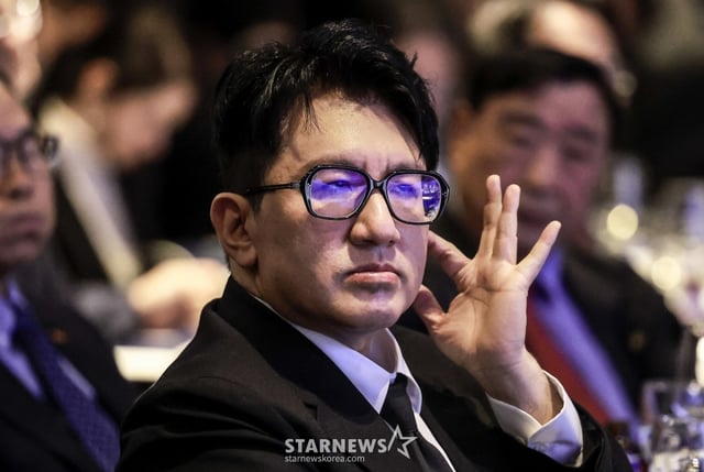 [서울=뉴시스] 정병혁 기자 = 방시혁 하이브 의장이 20일 서울 영등포구 FKI타워에서 열린 한국경제인협회 제64회 정기총회에 참석해 있다. 2025.02.20. jhope@newsis.com /사진=정병혁