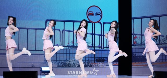 그룹 아일릿이 16일 서울 광진구 예스24 라이브홀에서 진행된 미니 3집 앨범 'bomb' 발매 기념 쇼케이스에서 멋진 무대를 선보이고 있다. /2025.06.16 /사진=김휘선 hwijpg@