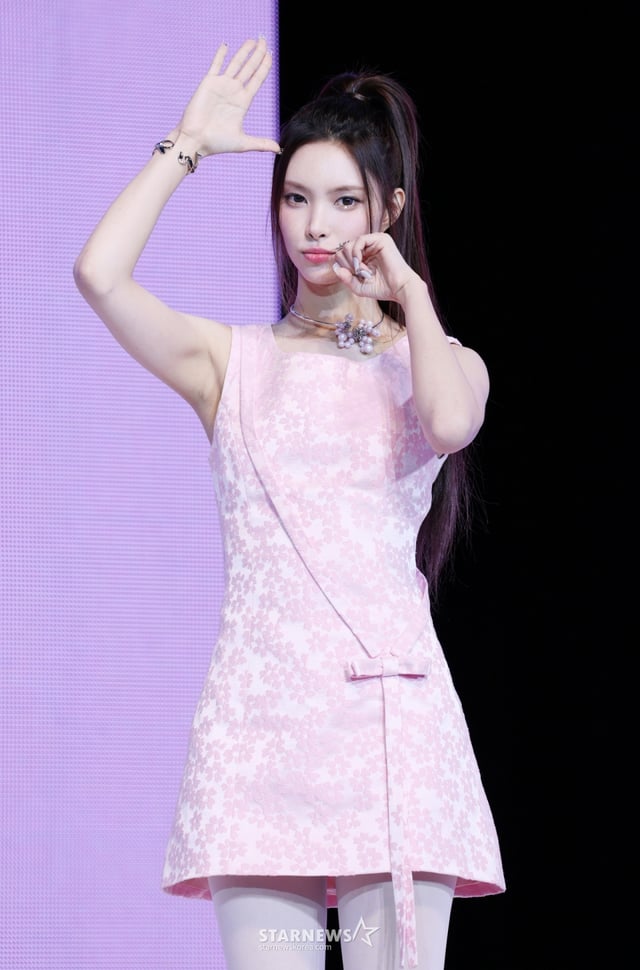 그룹 아일릿 민주가 16일 서울 광진구 예스24 라이브홀에서 진행된 미니 3집 앨범 'bomb' 발매 기념 쇼케이스에서 포즈를 취하고 있다. /2025.06.16 /사진=김휘선 hwijpg@