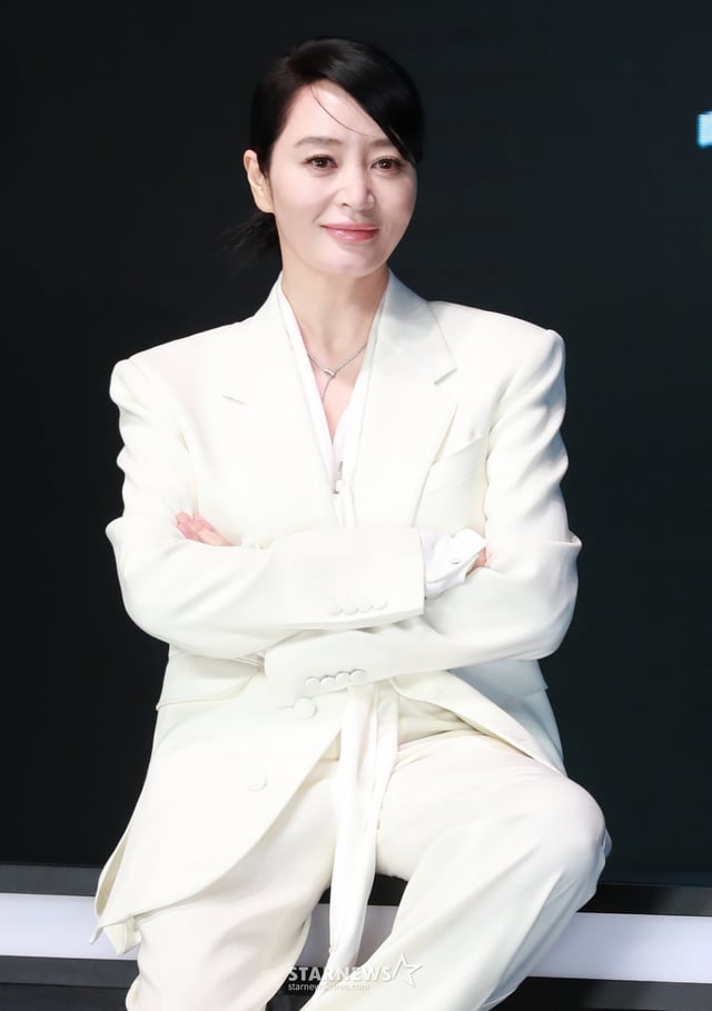 배우 김혜수가 8일 오전 서울 여의도 콘래드호텔에서 진행된 디즈니+ 오리지널 시리즈 '트리거' 제작발표회에 참석해 무대로 들어서고 있다. 나쁜 놈들의 잘못을 활짝 까발리기 위해 일단 카메라부터 들이대고 보는 지독한 탐사보도 프로 놈들의 이야기 '트리거'는 오는 15일 공개된다. /2025.01.08 /사진=이동훈 photoguy@