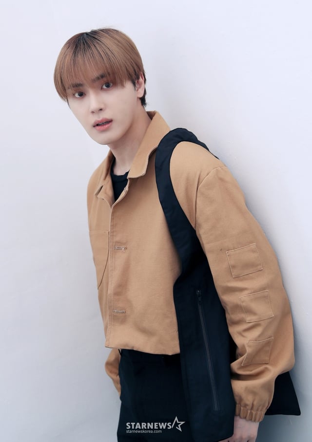 그룹 더보이즈(THE BOYZ) 주학년이 서울 강남구 IST엔터테인먼트 사옥에서 진행된 '2023 아시아 아티스트 어워즈 인 필리핀'(2023 Asia Artist Awards IN THE PHILIPPINES, 이하 2023 AAA) 수상 인터뷰에 앞서 포즈를 취하고 있다. 더보이즈는 '2023 AAA'에서 AAA 가수 부문 베스트 아티스트상과 멤버 영훈이 배우 부문 포커스상을 수상했다. 더보이즈는 지난 한해 동안 8번째 미니앨범 '비 어웨이크'(BE AWAKE), 두 번째 정규 앨범 '판타지' 파트1 '크리스마스 인 어거스트'(Christmas In August) 그리고 '판타지' 파트2 '식스 센스'(Sixth Sense) 등을 발매하며 팬들의 큰 사랑을 받았다. /사진=김창현