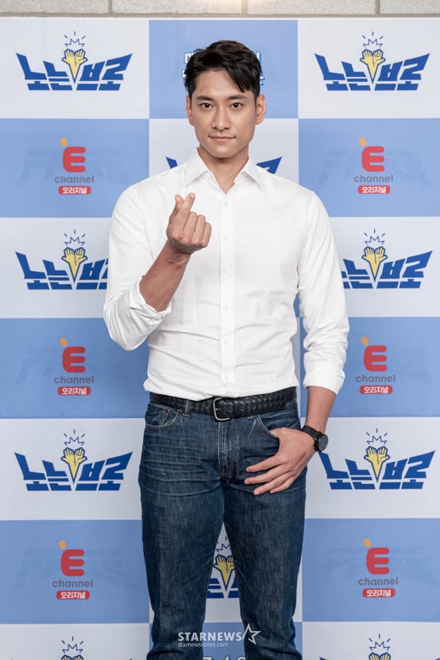 전 배구선수 김요한이 12일 오후 온라인 생중계로 진행된 티캐스트 E채널 '노는브로' 제작발표회에 참석해 포즈를 취하고 있다. '노는브로'는 운동 밖에 몰랐던 남자 스포츠 선수들의 첫 번째 하프타임이 펼쳐지는 프로그램. 박용택(야구), 전태풍(농구), 김요한(배구), 조준호(유도), 구본길(펜싱), 김형규(복싱)이 출연하는 '노는언니'의 남자 버전. 매주 수요일 오후 8시 50분 방송된다. / 사진제공 = 티캐스트