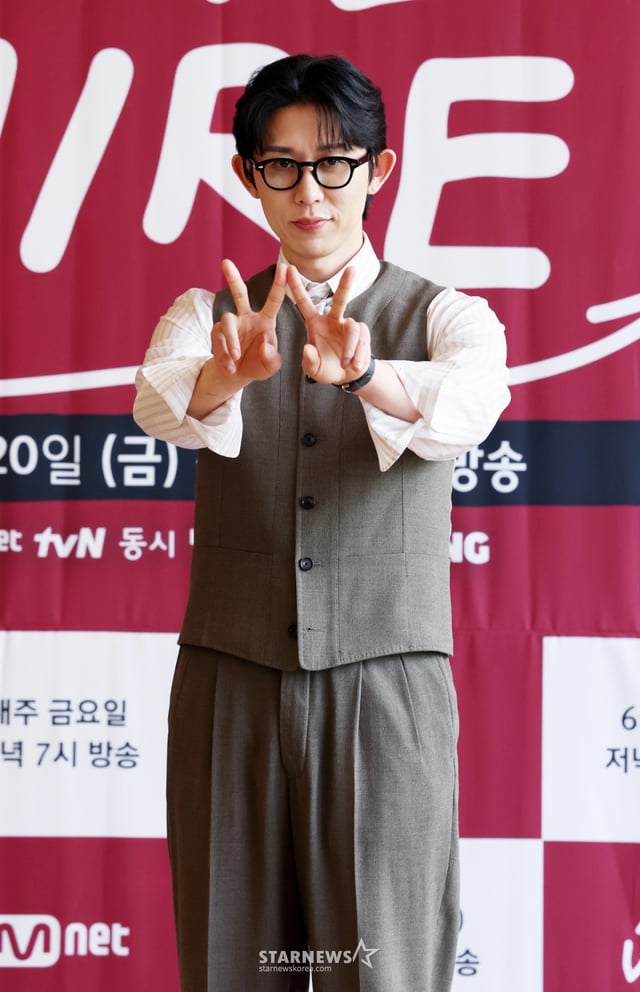MC 코드쿤스트가 19일 서울 중구 커뮤니티하우스 마실에서 진행된 Mnet 예능 '라이브 와이어' 기자간담회에서 포즈를 취하고 있다. /2025.06.19 /사진=김휘선 hwijpg@