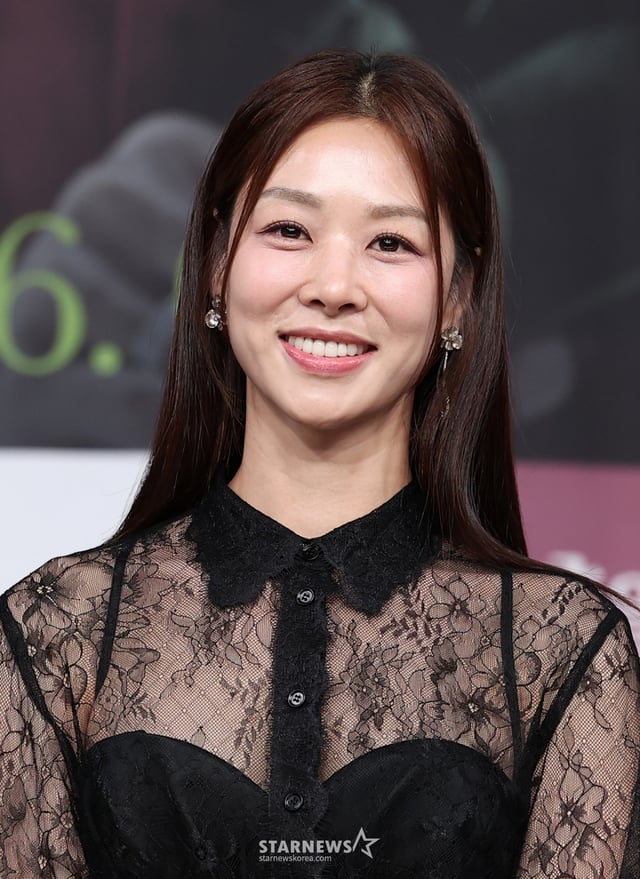 (서울=뉴스1) 김성진 기자 = 배우 장신영이 5일 서울 마포구 상암동 MBC 사옥에서 열린 새 일일드라마 '태양을 삼킨 여자' 제작발표회에서 포즈를 취하고 있다.  '태양을 삼킨 여자'는 피해자가 가해자로 둔갑한 세상에서 하나뿐인 딸의 이름으로 재벌가에 맞선 한 여자의 처절한 복수극을 그린 작품으로 오는 9일 첫 방송된다. 2025.6.5/뉴스1  Copyright © 뉴스1. All rights reserved. 무단 전재 및 재배포,  AI학습 이용 금지. /사진=(서울=뉴스1) 김성진 기자