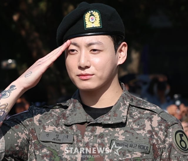 (연천=뉴스1) 권현진 기자 = 방탄소년단(BTS)의 정국이 11일 오전 경기도 연천군 연천공설운동장에서 군복무를 마친 뒤 전역 인사를 하고 있다. 정국과 지민은 지난 2023년 12월 입대해 경기도 연천에 위치한 육군 제5보병사단에서 약 1년 7개월간 병역의 의무를 성실히 수행했다. 2025.6.11/뉴스1 Copyright © 뉴스1. All rights reserved. 무단 전재 및 재배포, AI학습 이용 금지. /사진=(연천=뉴스1) 권현진 기자