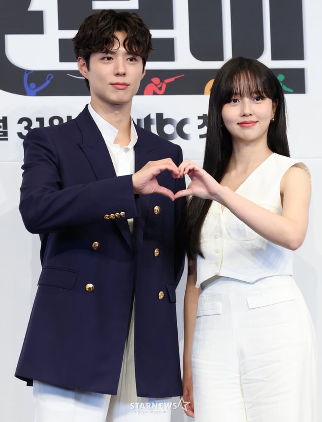 (서울=뉴스1) 권현진 기자 = 배우 박보검과 김소현(오른쪽)이 29일 서울 구로구 더링크서울 트리뷰트 포트폴리오 호텔에서 열린 JTBC 새 토일드라마 '굿보이' 제작발표회에서 포즈를 취하고 있다. '굿보이'는 특채로 경찰이 된 전직 국가대표 선수들이 메달 대신 경찰 신분증을 목에 걸고, 비양심과 반칙이 판치는 세상에 맞서 싸우는 코믹 액션 청춘 수사극이다. 2025.5.29/뉴스1 Copyright © 뉴스1. All rights reserved. 무단 전재 및 재배포, AI학습 이용 금지. /사진=(서울=뉴스1) 권현진 기자