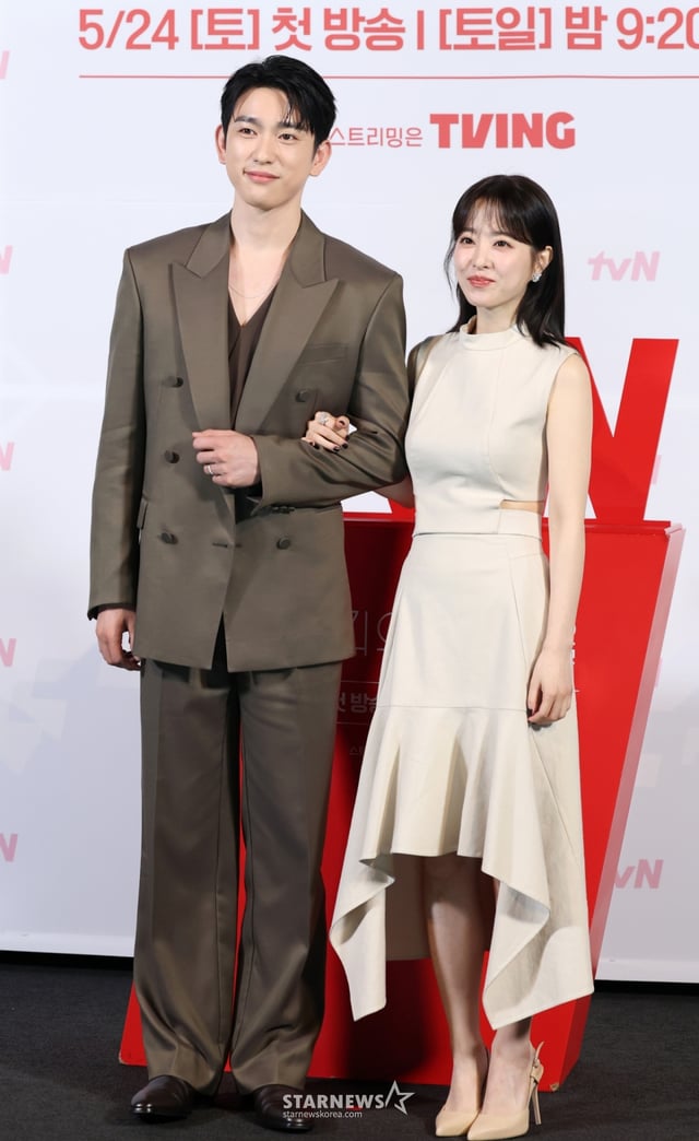 (서울=뉴스1) 권현진 기자 = 배우 박진영과 박보영(오른쪽)이 21일 오후 서울 영등포구 CGV 영등포점에서 열린 tvN 토일드라마 '미지의 서울' 제작발표회에 참석해 포즈를 취하고 있다. ‘미지의 서울’은 얼굴 빼고 모든 게 다른 쌍둥이 자매가 인생을 맞바꾸는 거짓말로 진짜 사랑과 인생을 찾아가는 로맨틱 성장 드라마다. 2025.5.21/뉴스1 Copyright © 뉴스1. All rights reserved. 무단 전재 및 재배포, AI학습 이용 금지. /사진=(서울=뉴스1) 권현진 기자
