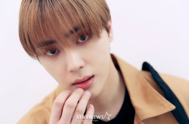 그룹 더보이즈(THE BOYZ) 주학년이 서울 강남구 IST엔터테인먼트 사옥에서 진행된 '2023 아시아 아티스트 어워즈 인 필리핀'(2023 Asia Artist Awards IN THE PHILIPPINES, 이하 2023 AAA) 수상 인터뷰에 앞서 포즈를 취하고 있다.  더보이즈는 '2023 AAA'에서 AAA 가수 부문 베스트 아티스트상과 멤버 영훈이 배우 부문 포커스상을 수상했다.  더보이즈는 지난 한해 동안 8번째 미니앨범 '비 어웨이크'(BE AWAKE), 두 번째 정규 앨범 '판타지' 파트1 '크리스마스 인 어거스트'(Christmas In August) 그리고 '판타지' 파트2 '식스 센스'(Sixth Sense) 등을 발매하며 팬들의 큰 사랑을 받았다. /사진=김창현