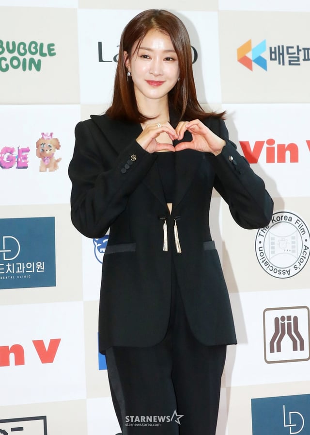 배우 이시영이 18일 오후 서울 강남구 논현동 건설회관에서 진행된 '제44회 황금촬영상' 시상식에 참석해 포즈를 취하고 있다. 2024.11.18 /사진=김창현 chmt@