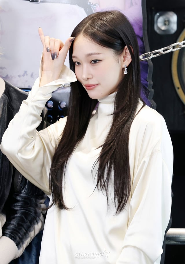 그룹 올데이 프로젝트 애니가 23일 서울 강남구의 한 팝업스토어에서 진행된 데뷔 기념 포토콜 행사에서 포즈를 취하고 있다. /2025.06.23 /사진=김휘선 hwijpg@