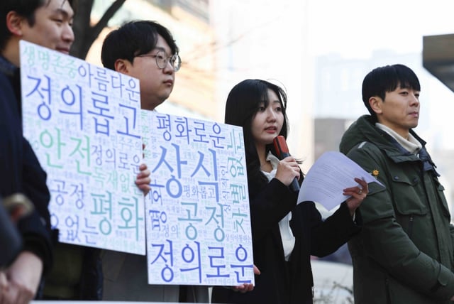 [서울=뉴시스] 김근수 기자 = 박지원 탄핵촉구의견서 서비스 개발자가 26일 서울 마포구 서부지방법원 앞에서 열린 시민 2459명 탄핵 촉구 의견 헌법재판소 제출 기자회견에서 발언하고 있다. 2025.02.26. ks@newsis.com /사진=김근수