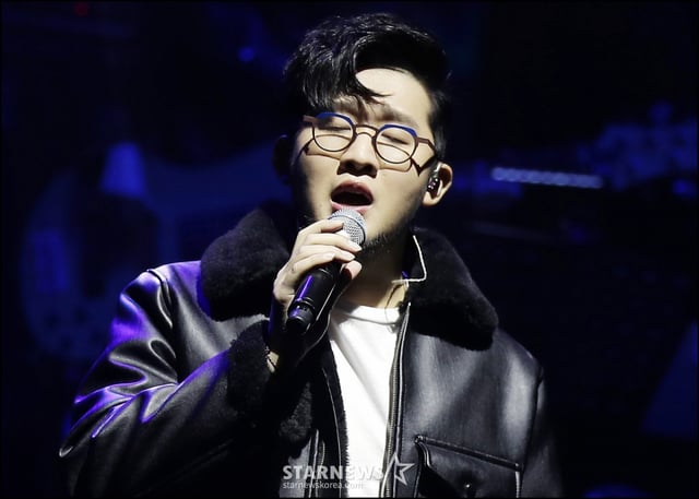  R&B 혼성그룹 어반자카파 박용인이 27일 오후 서울 서대문구 이화여자대학교 삼성홀에서 진행된 정규 5집 앨범 '05' 발매 기념 쇼케이스에서 멋진 무대를 선보이고 있다.   '05'에는 더블 타이틀 곡 '이 밤이 특별해진 건', '뜻대로'를 비롯해 '비틀비틀', '혼자', '목요일 밤', '나쁜 연애', '허우적허우적', '비가 내린다', '그때의 나, 그때의 우리', '그런 밤'까지 총 10트랙이 수록됐다.