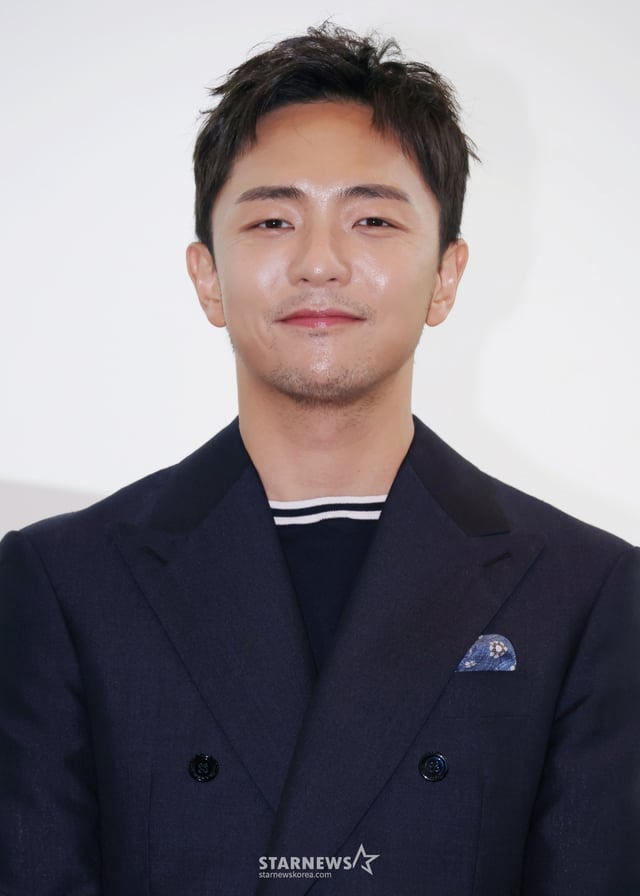 박천휴 작가가 24일 오후 서울 중구 커뮤니티하우스 마실에서 진행된 뮤지컬 '어쩌면 해피엔딩' 제78회 토니상 6관왕 기념 기자 간담회에 참석해 포즈를 취하고 있다. /2025.06.24 /사진=이동훈 photoguy@