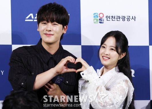 배우 이정하, 박보영이 25일 서울 영등포구 여의도 CGV에서 진행된 제4회 청룡시리즈 어워즈' 핸드프린팅 행사에서 포즈를 취하고 있다. /2025.06.25
